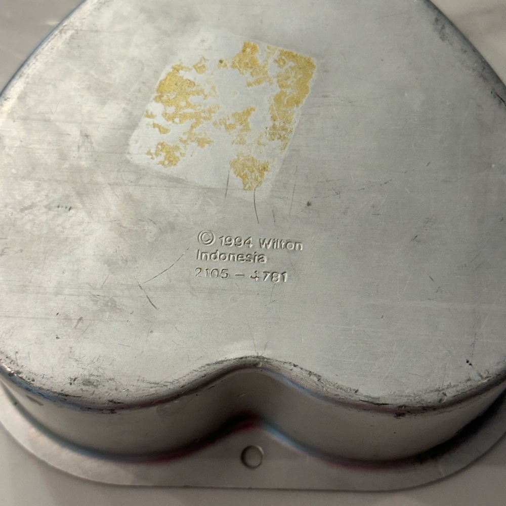 Wilton Aluminum Heart Shaped Cake and Pan Home Baking - Picture 2 of 4